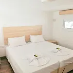 Ξενοδοχείο με διαμερίσματα Florea 3*