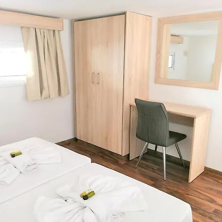 Florea Apartmanhotel Ajía Nápa